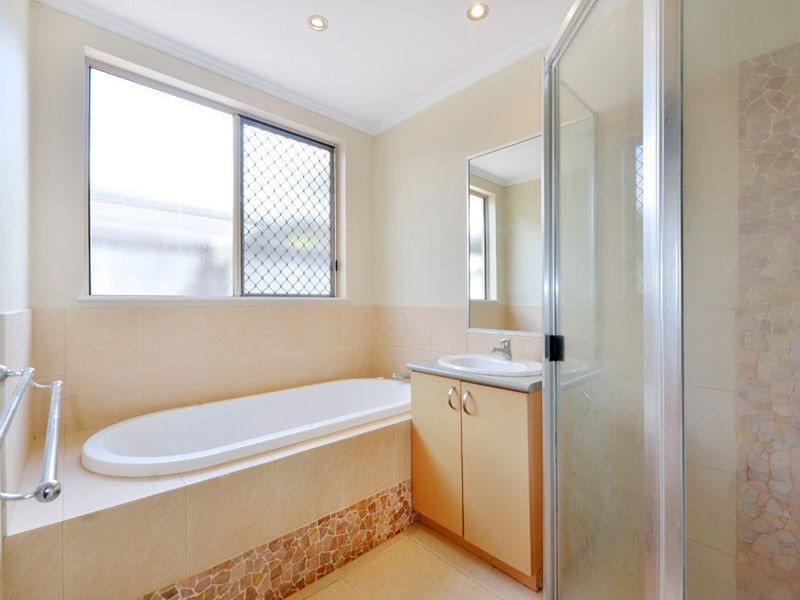 7 Hughes Close, Redlynch QLD 4870