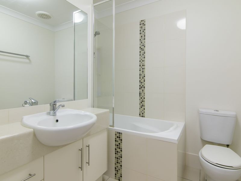 2/12-14 Old Smithfield Road, Freshwater QLD 4870