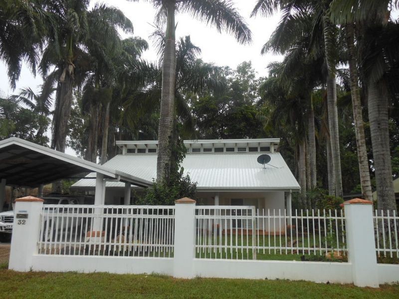 32 Callum Street, Mooroobool QLD 4870