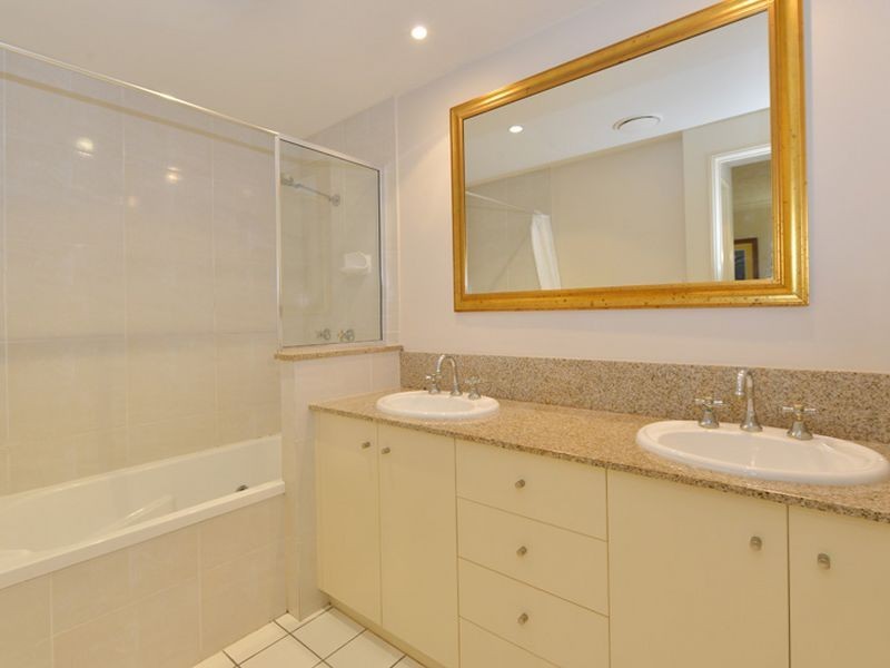 1724/2 Greenslopes Street, Cairns North QLD 4870