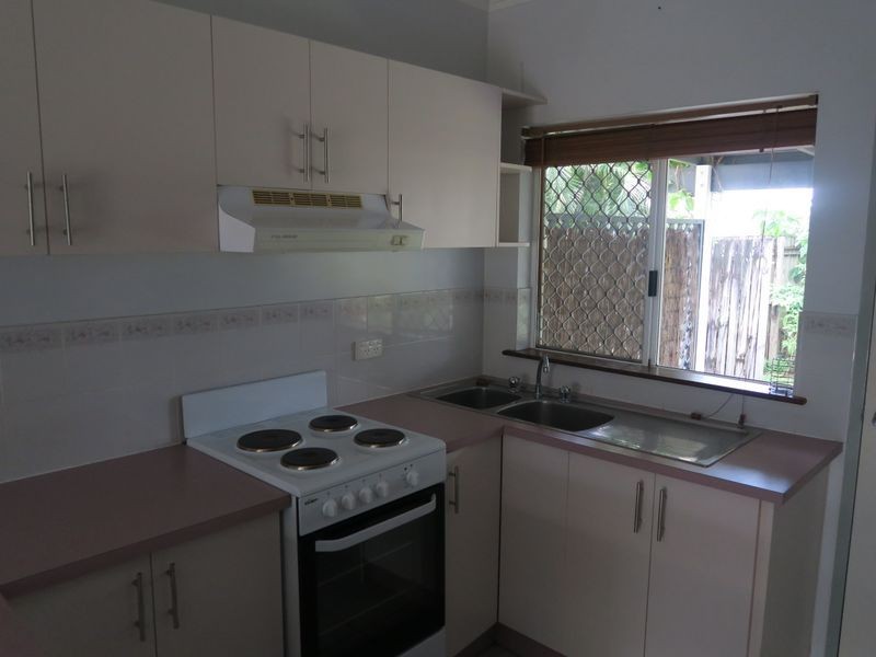 9/389 McCoombe Street, Mooroobool QLD 4870