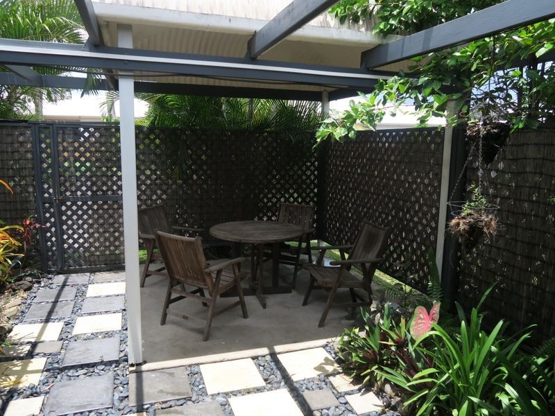 9/389 McCoombe Street, Mooroobool QLD 4870