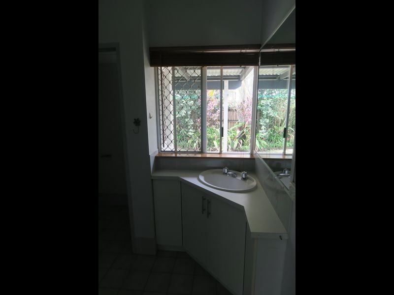 9/389 McCoombe Street, Mooroobool QLD 4870