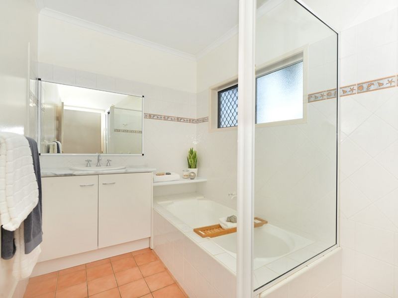 21 Nell Close, Kanimbla QLD 4870