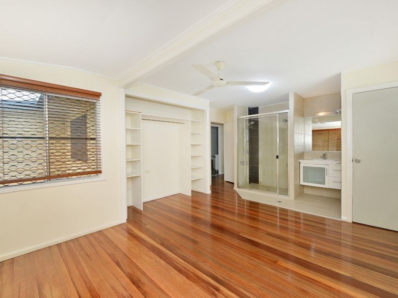 4 Izatt Close, Edge Hill QLD 4870