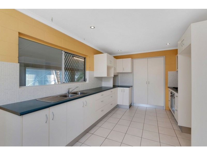 94 Enmore Street, Manoora QLD 4870