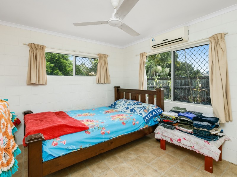13 Veivers Close, Westcourt QLD 4870