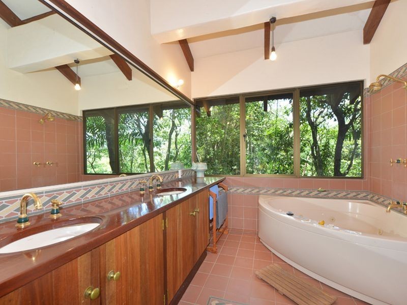 438 Brinsmead Road, Brinsmead QLD 4870