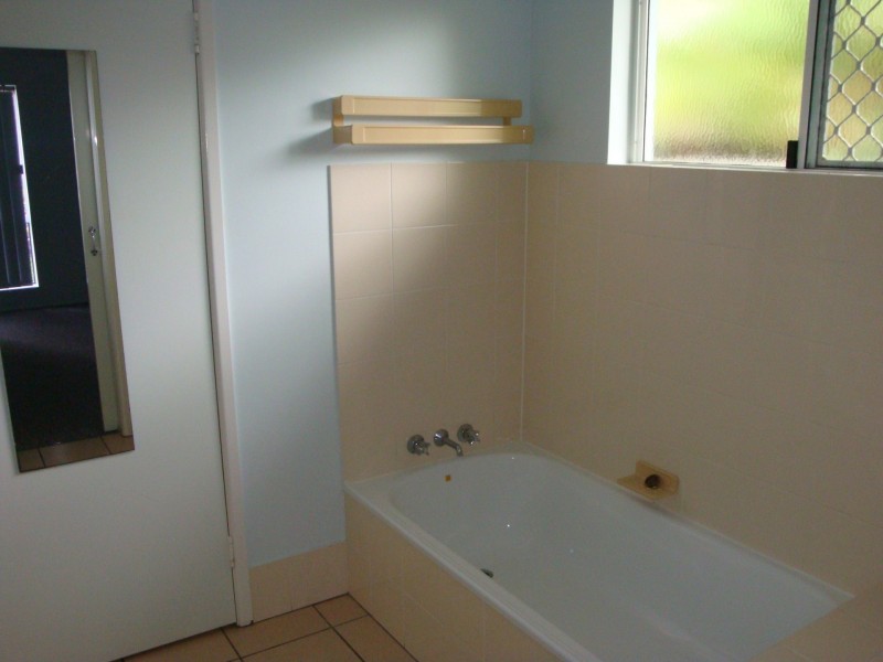 2 Kirraly Close, Mooroobool QLD 4870