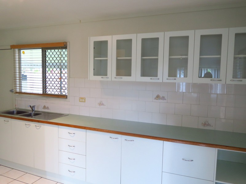 7 Smallwood Street, Mooroobool QLD 4870