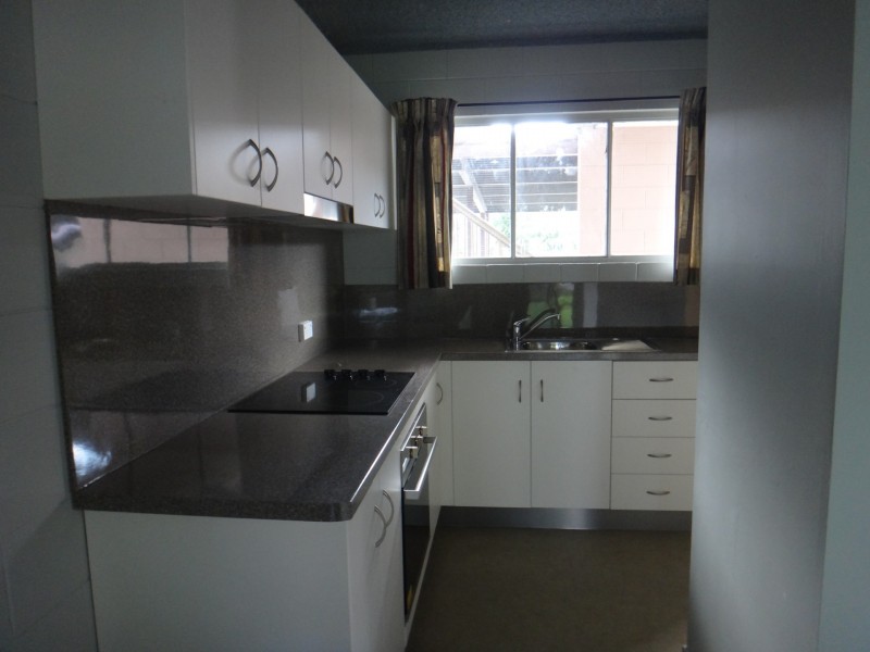 2/173 Mayers Street, Manoora QLD 4870