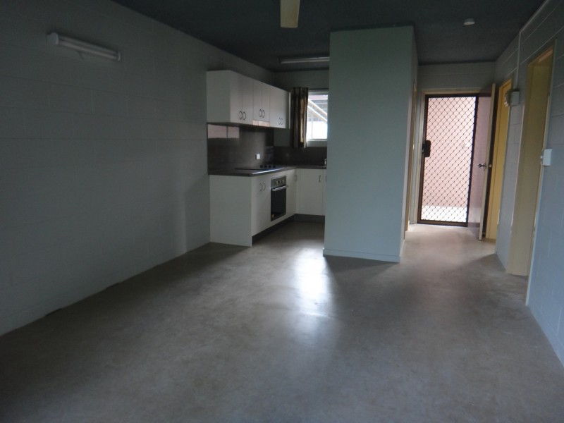 2/173 Mayers Street, Manoora QLD 4870