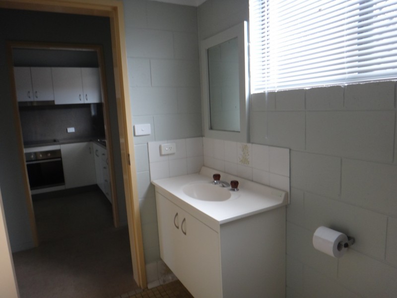 2/173 Mayers Street, Manoora QLD 4870