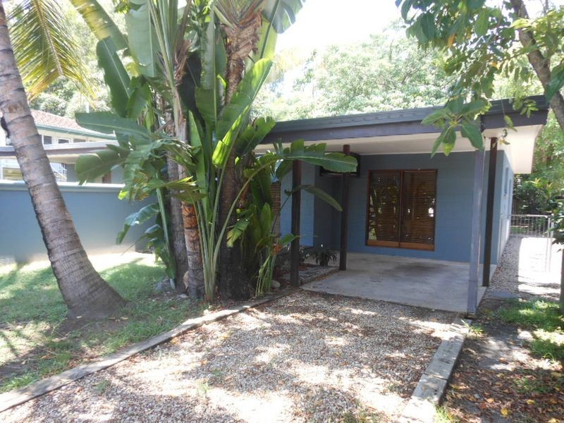 2/122 Wistaria Street, Holloways Beach QLD 4878