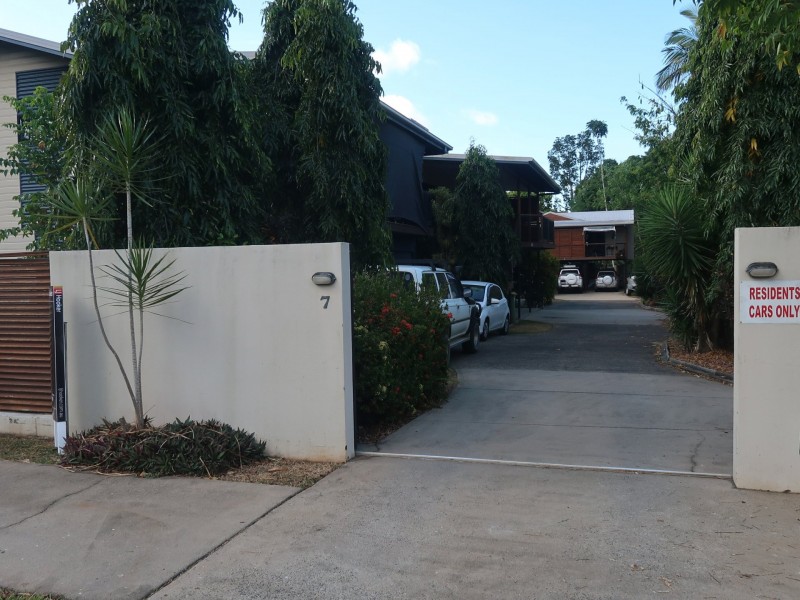 2/7 Tenni Street, Redlynch QLD 4870