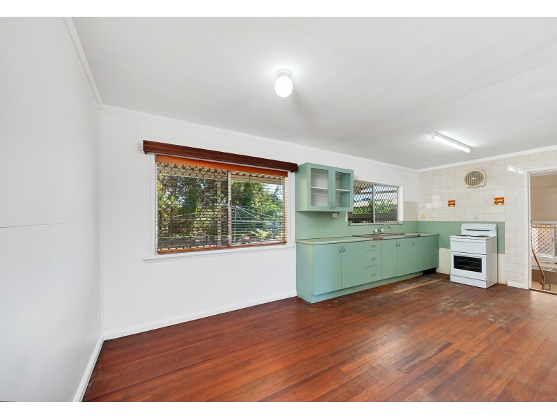 4 Dann Street, Mooroobool QLD 4870