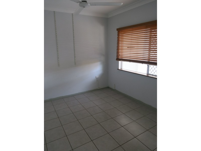 9/389 McCoombe Street, Mooroobool QLD 4870
