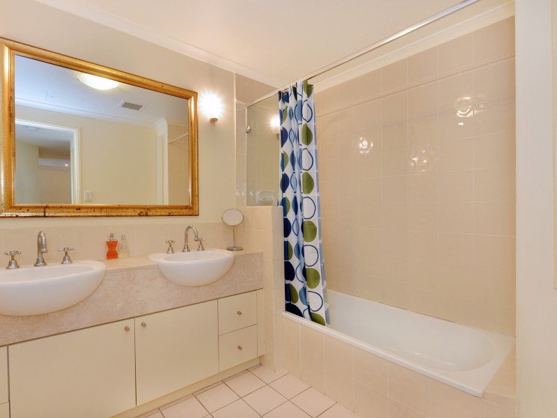 404/2 Greenslopes Street, Cairns North QLD 4870