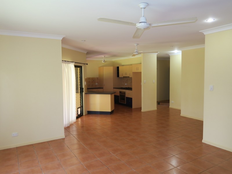 4 Brook Close, Redlynch QLD 4870