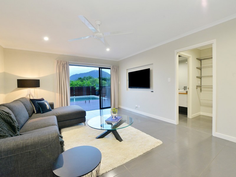 12 Sommerville Crescent, Whitfield QLD 4870