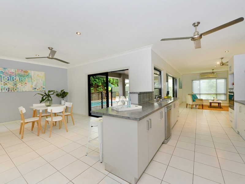 14 Springbrook Avenue, Redlynch QLD 4870