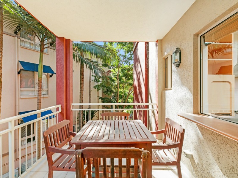 1113/2 Greenslopes Street, Cairns North QLD 4870
