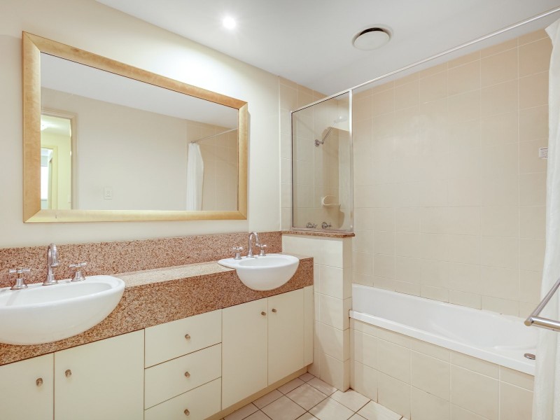 1113/2 Greenslopes Street, Cairns North QLD 4870