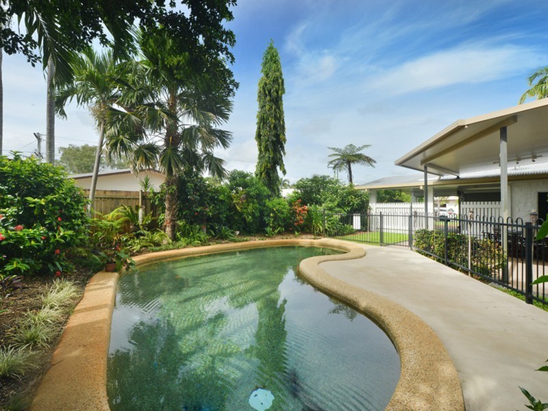 3 Elm Street, Holloways Beach QLD 4878