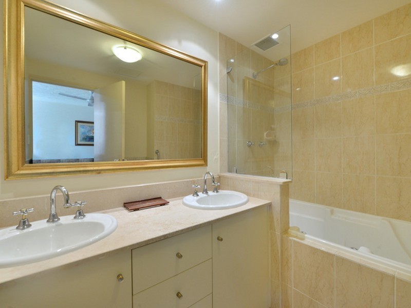 808/2 Greenslopes Street, Cairns North QLD 4870