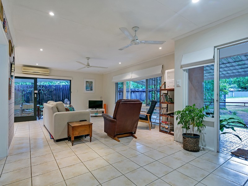 1 Byrnes Close, Whitfield QLD 4870