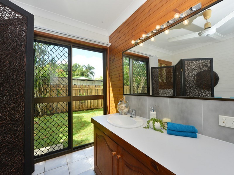 2/66 WISTARIA ST, Holloways Beach QLD 4878