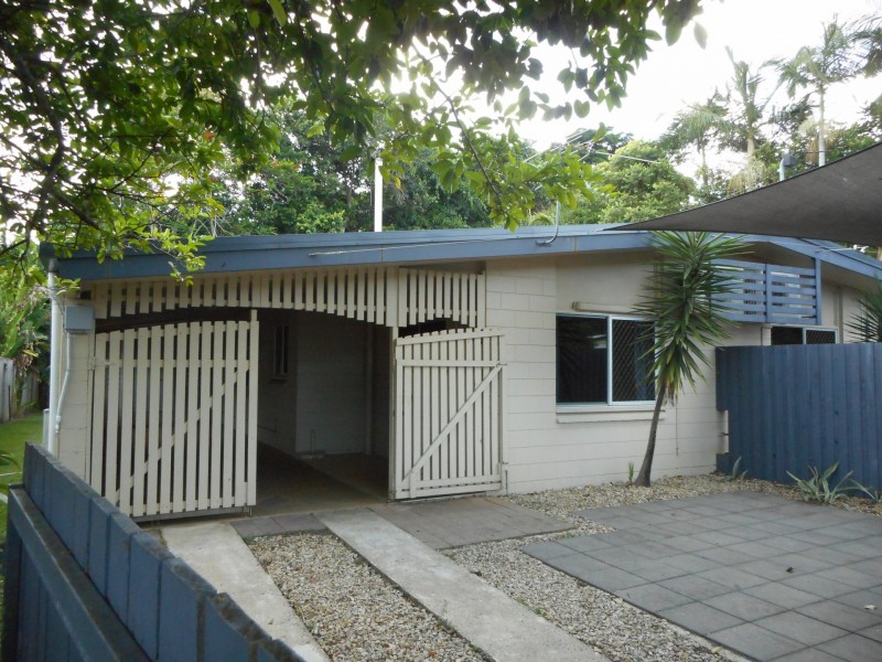 2/107 Upper Richardson Street, Whitfield QLD 4870