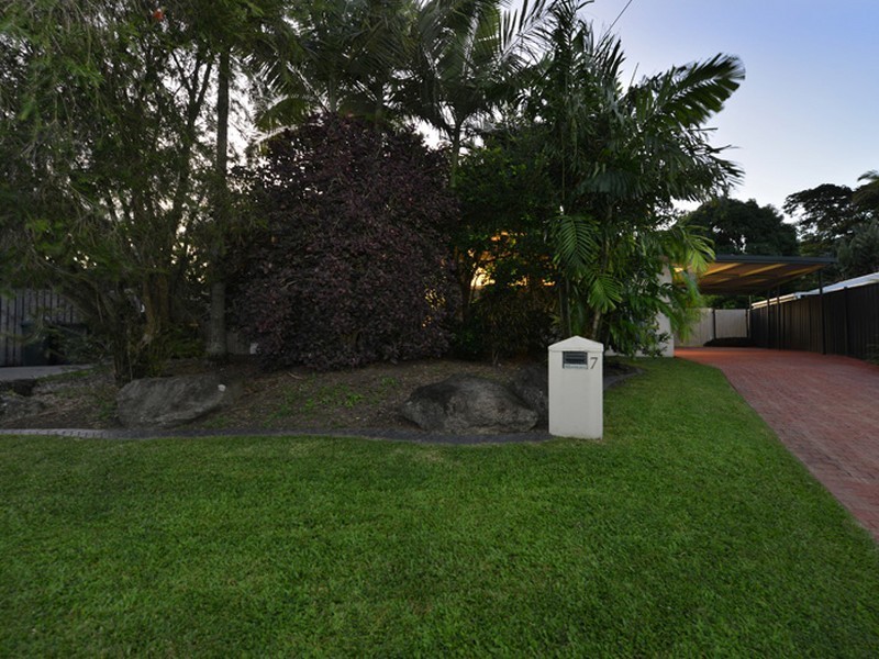 7 Fry Close, Whitfield QLD 4870