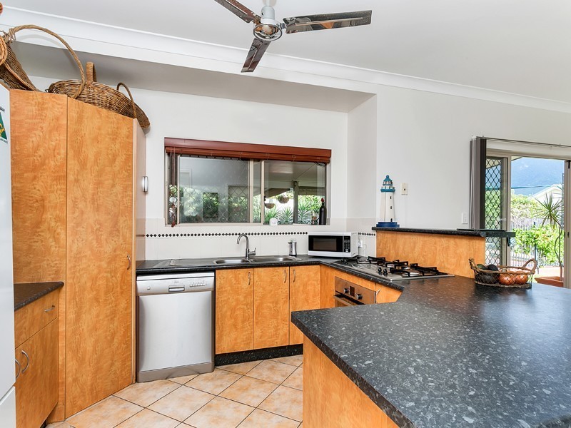 10 Brian Street, Brinsmead QLD 4870