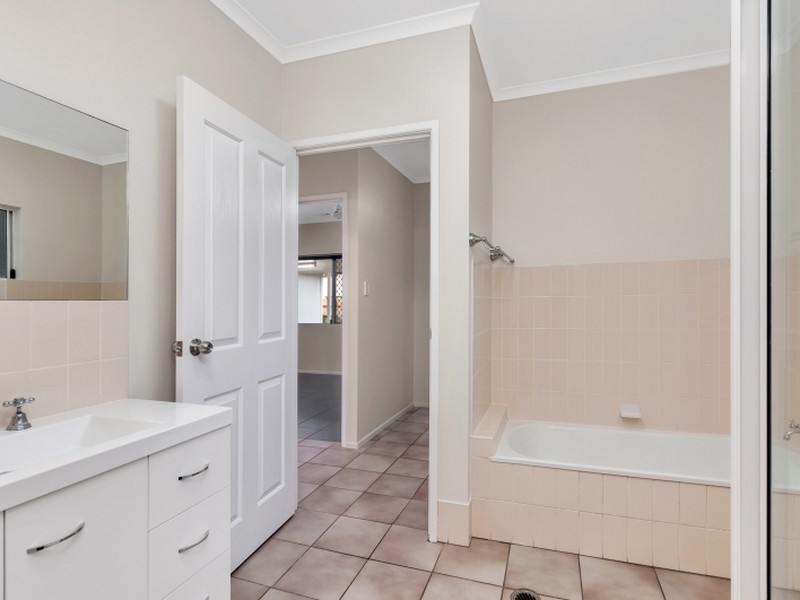 4 Jadana Close, Mooroobool QLD 4870