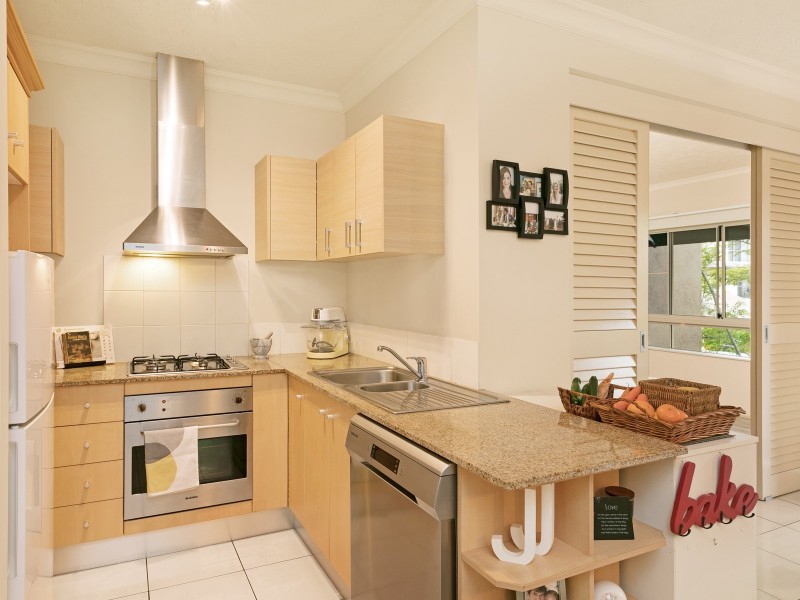 1723/2 Greenslopes Street, Cairns North QLD 4870