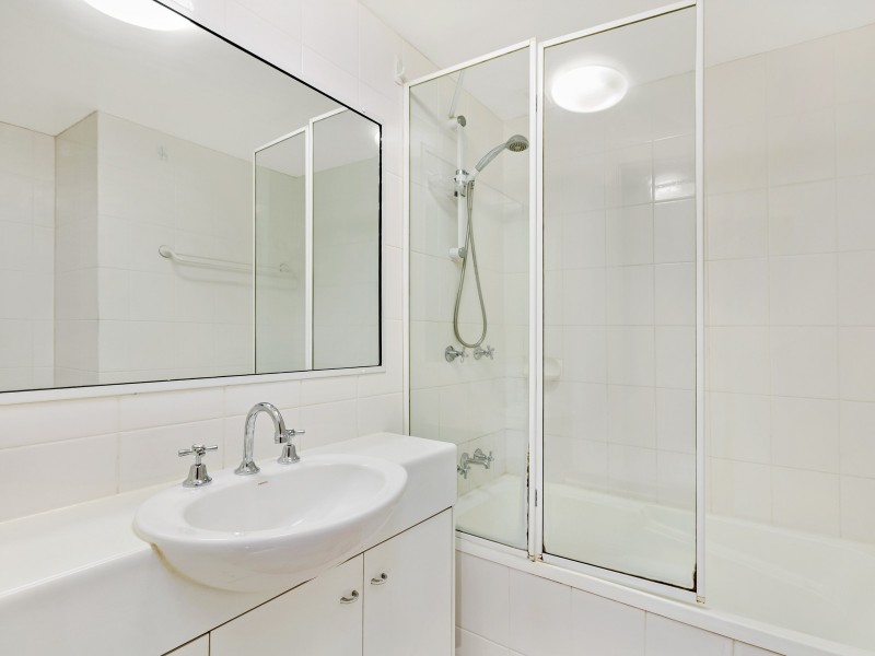 1/8-14 Munro Terrace, Mooroobool QLD 4870