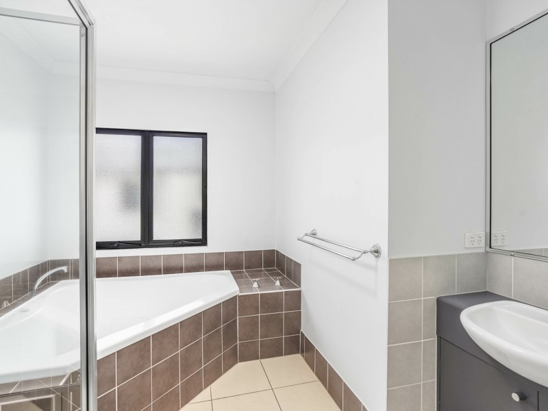 1/279 Lake Street, Cairns North QLD 4870