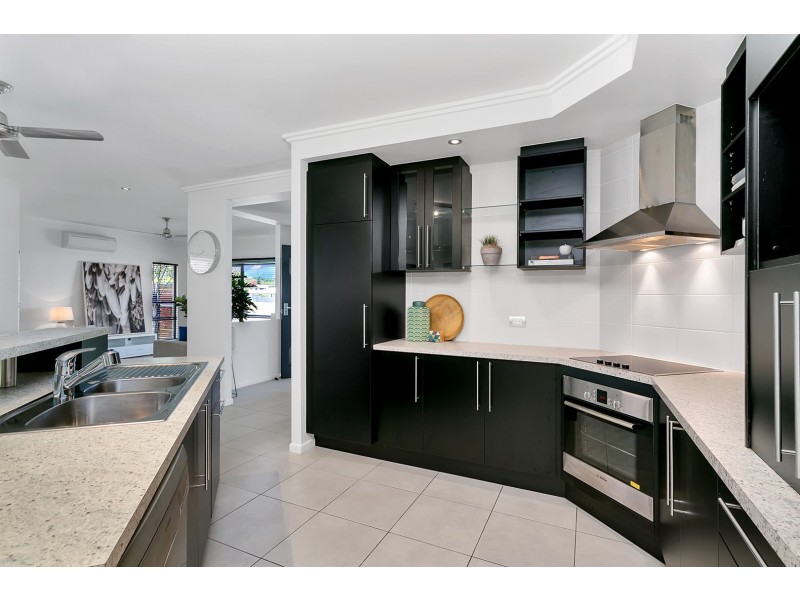 33 Larsen Road, Redlynch QLD 4870