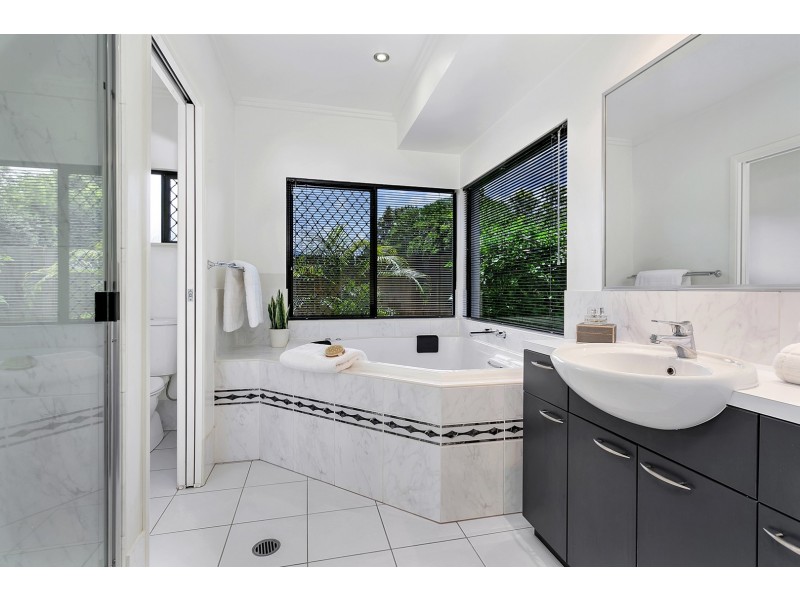 33 Larsen Road, Redlynch QLD 4870