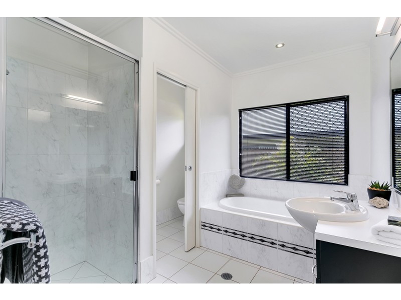 33 Larsen Road, Redlynch QLD 4870