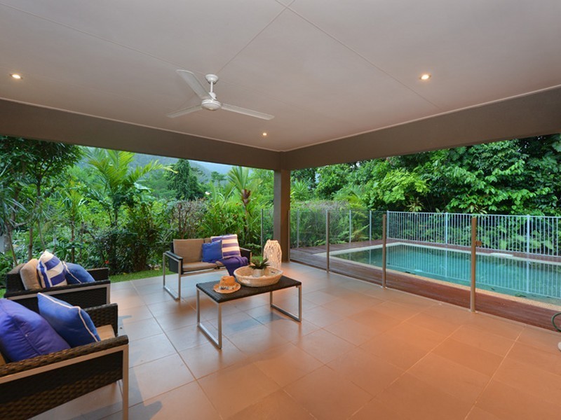 1 Stapleton Close, Redlynch QLD 4870