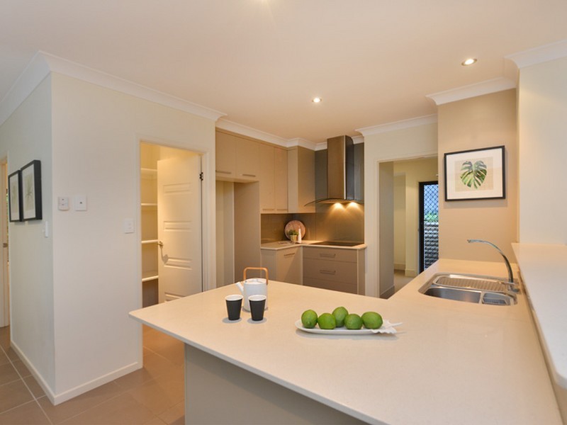 1 Stapleton Close, Redlynch QLD 4870