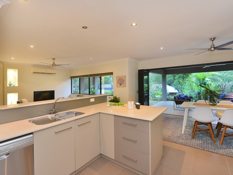 1 Stapleton Close, Redlynch QLD 4870