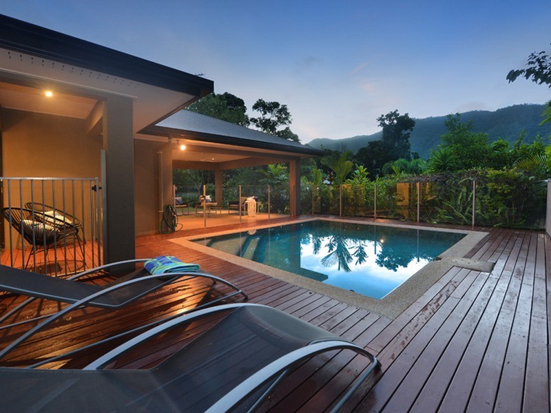 1 Stapleton Close, Redlynch QLD 4870