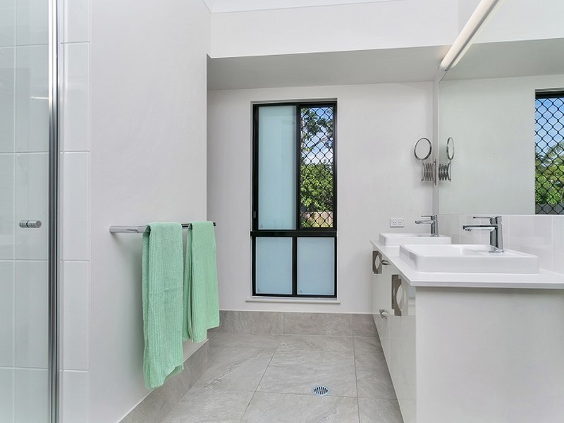 6 Devlex Court, Machans Beach QLD 4878