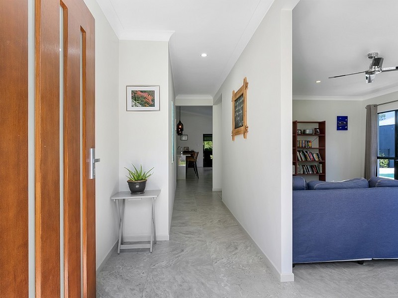 6 Devlex Court, Machans Beach QLD 4878