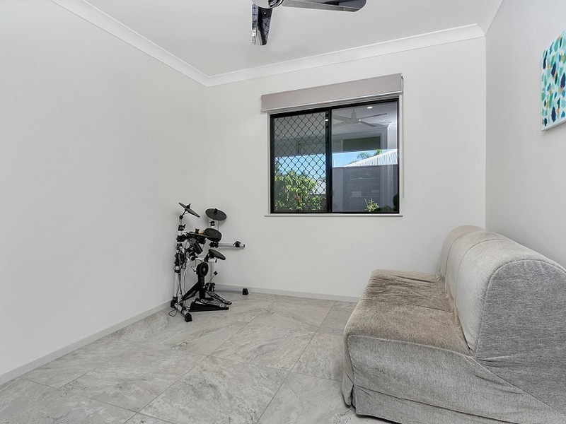 6 Devlex Court, Machans Beach QLD 4878