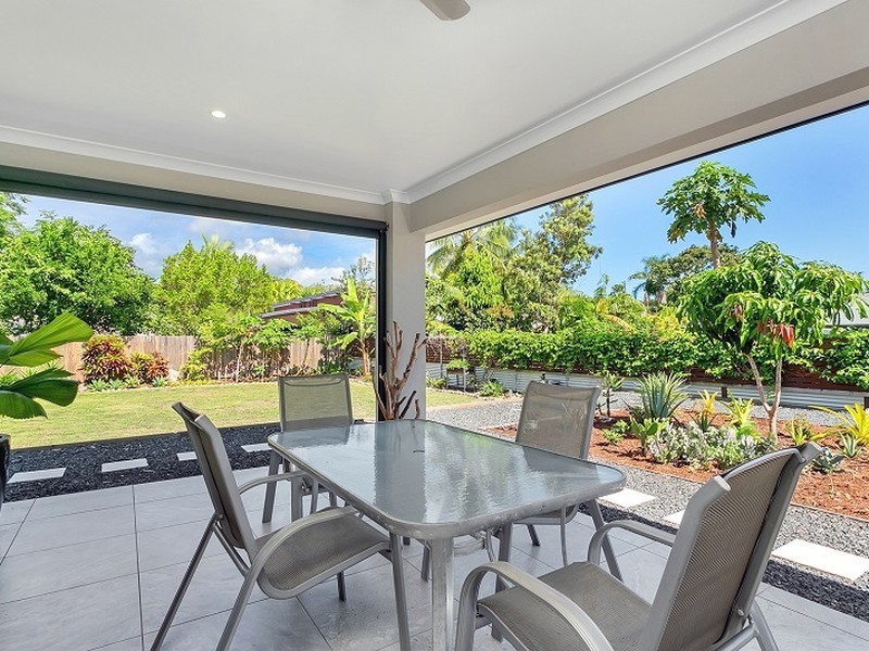 6 Devlex Court, Machans Beach QLD 4878