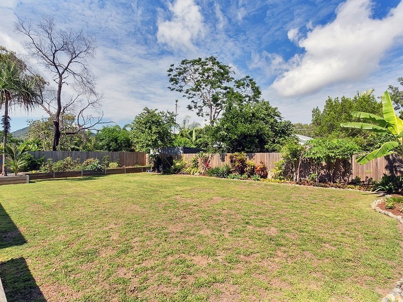 6 Devlex Court, Machans Beach QLD 4878